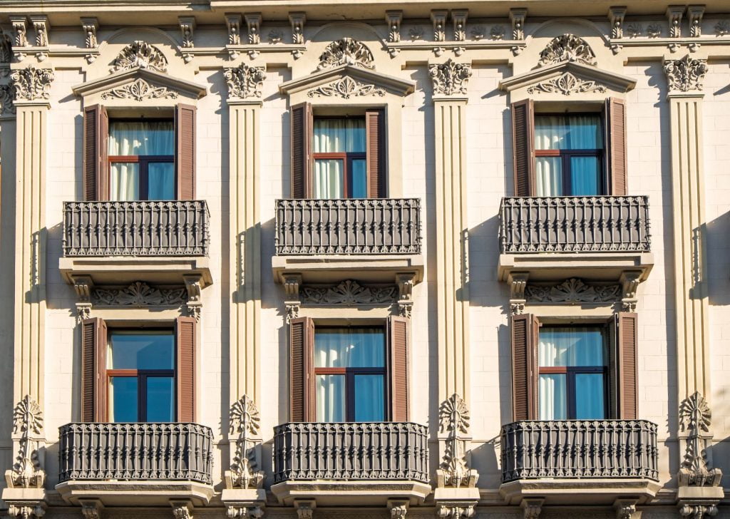 facade-with-balconies-in-barcelona-PCS76JL